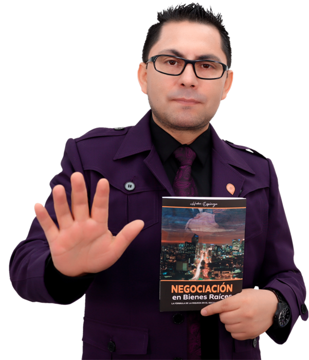 Heber Espinoza con libro